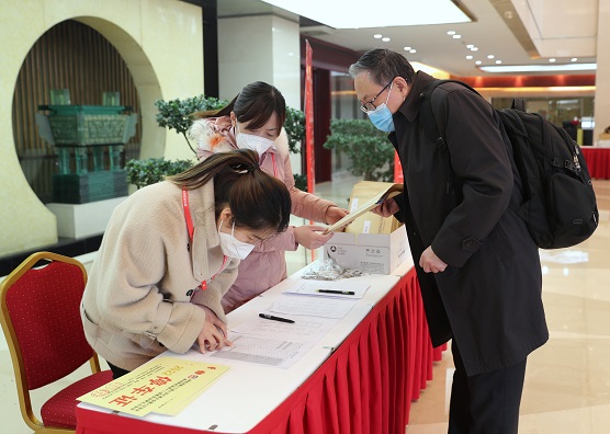 1月17日，參會的省政協(xié)委員們陸續(xù)來到住(497219)-20220117122428.jpeg