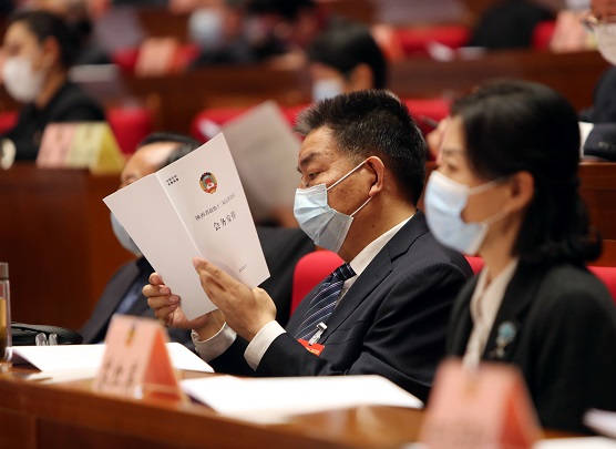 圖為開幕會上，政協委員認真審議政協常委會.jpg