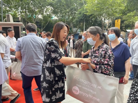 屈嬌向轄區(qū)老人捐贈床上用品___受訪者供(1157573)-20240411073400.jpg