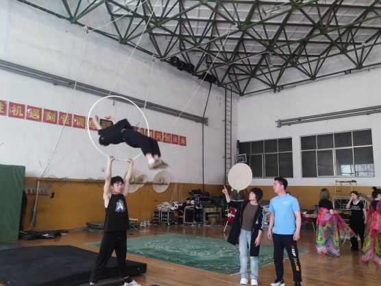 陳海燕（右二）在練功房指導演員雜技動作_(1181189)-20240508101213.jpg