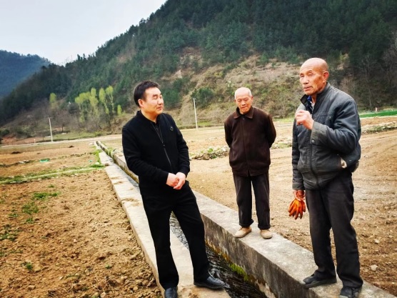 圖1：毛濃翔（左一）_在地里指導農戶科學(1185598)-20240513090102.jpg