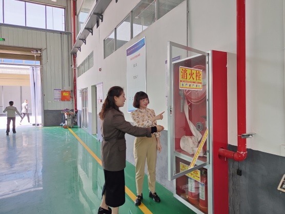 圖1：王金蘭在檢查消防設施_受訪者供圖(1257129)-20240730093704.jpg