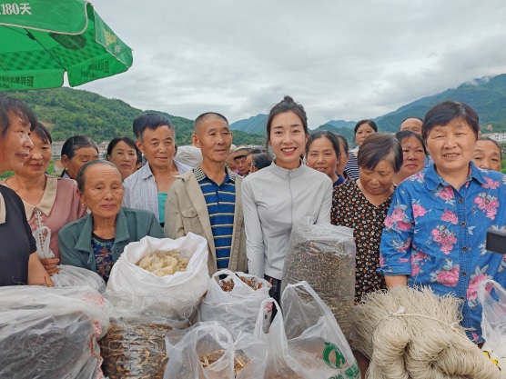 圖：張紅（一排右三）直播為村民銷售中藥材(1294649)-20240912090854.jpg