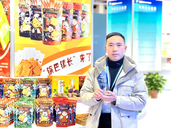 _圖1：何永志介紹相關產品_受訪者供圖(1298895)-20240918085915.jpg