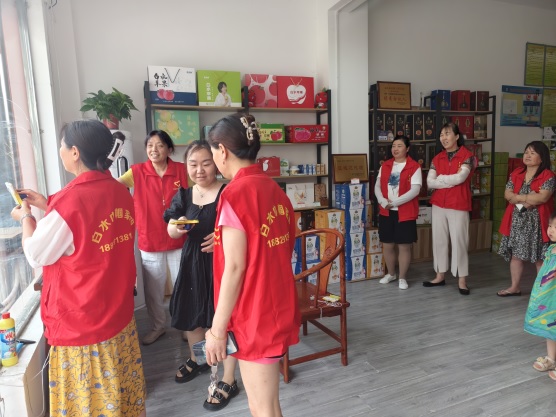 9月15日，白水縣政協委員竇麗走進社區進(1314123)-20240930101106.jpg