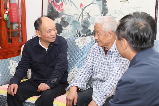10月9日，銅川市政協主席劉西林來到王益(1320986)-20241014083347.jpg