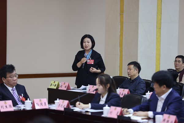 省政協十三屆三次會議第一聯組討論現場劉妮(1426974)-20250118074517.jpg