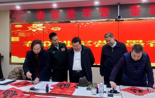 1737676561160637.jpg 寶雞市政協(xié)組織開展送春聯(lián)進軍營活動(1436179)-20250124075359.jpg