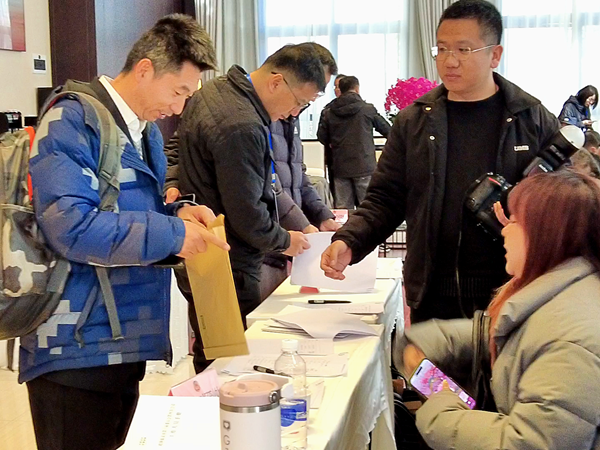 報到現場，委員們領取會議資料。實習記者_(1457413)-20250217085643.png