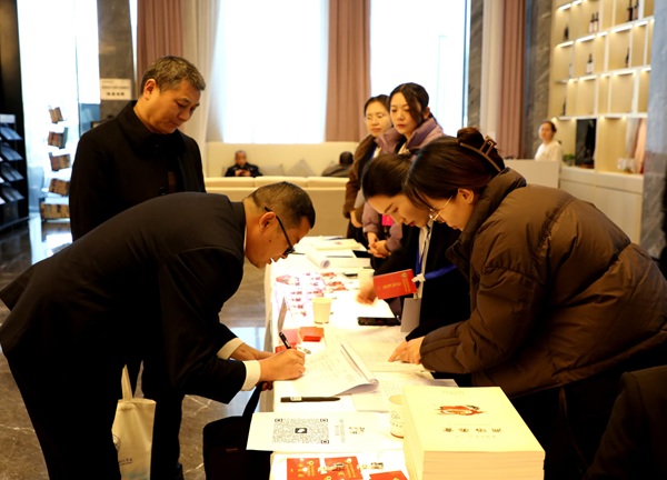 報到現(xiàn)場，委員們正在簽到。實習記者_寇靜(1467916)-20250226092747.jpg