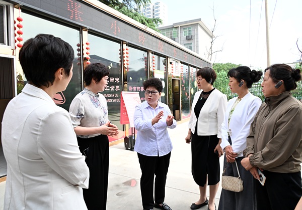 1753319169603778.jpg 張小玲(左三)向全省各地婦聯主席分享調解(1642901)-20250724090435.jpg