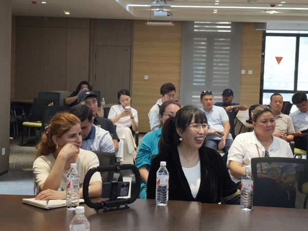 1753837370138730.jpg 張蕊委員(中)向中亞代表團展示宜君數字就(1650372)-20250730083928.jpg